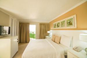 圣詹姆斯芒果湾全包酒店的酒店客房,配有床和电视