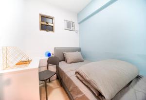 香港CoLiving Space - Hennessy Road 113 Wan Chai MTR的一间小卧室,配有一张床和一张书桌