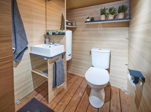 AscaratCamping Europ'Camping - Maeva的浴室配有白色卫生间和盥洗盆。