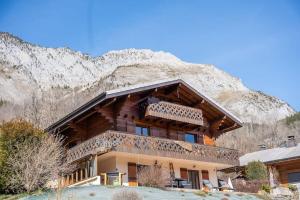 阿邦当斯Au Chalet Le Péry, vue sur le Mont de Grange的山前的房子