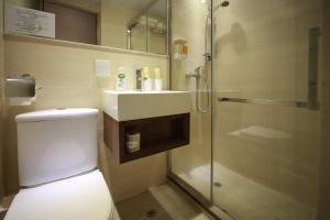 香港Hygge House的带淋浴、卫生间和盥洗盆的浴室