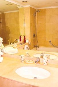海法ALMOG BUILDING APT's的一间带水槽和大镜子的浴室