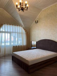 沙马基Shamakhi Villa的一间卧室设有一张大床和一个窗户。