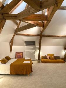 Lignieres-OrgeresMaison d'hôtes La Doucelle的配有木天花板的客房设有两张床。