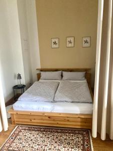 格赖夫斯瓦尔德Apartment Schloss Benrath的卧室内的木架床