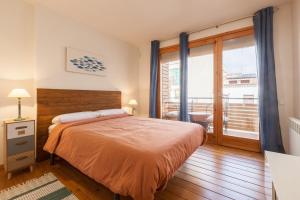 滨海阿雷尼斯Sant Rafel House的一间卧室设有一张床和一个阳台