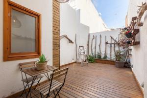 滨海阿雷尼斯Sant Rafel House的木制甲板上配有桌椅