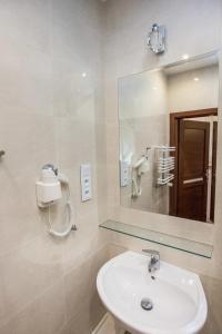 赞布鲁夫Hostel Zambrow的一间带水槽和镜子的浴室