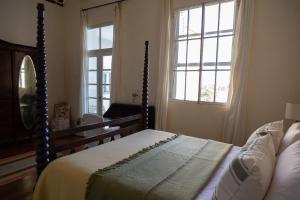 Puerto LibertadPristine Residence Iguazú的一间卧室设有一张床和一个大窗户