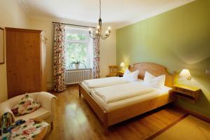 奥贝里德Gasthaus Sternen Post的卧室配有床、椅子和窗户。