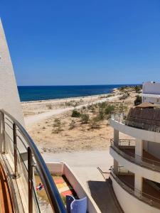 海尔盖莱One bedroom apartement with sea view shared pool and balcony at Hergla的以及享有海滩景致的阳台。