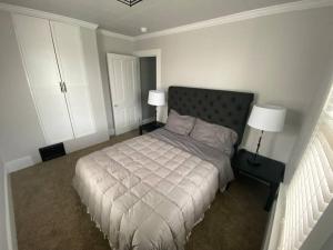 迪比克3bed 2bath nestled in cozy Grandview neighborhood的一间卧室配有一张床和两盏灯。