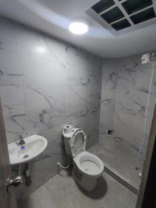波哥大Baruch Capsula的一间带卫生间和水槽的浴室
