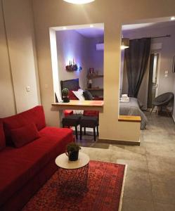 雅典Sandra"s Stay Penthouses with Acropolis View的客厅配有红色的沙发和桌子