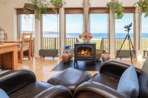 斯托诺韦广泛海湾之家酒店的带沙发和壁炉的客厅