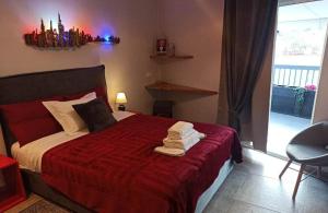 雅典Sandra"s Stay Penthouses with Acropolis View的一间卧室配有一张带红毯和吊灯的床。