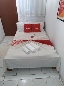 皮雷诺波利斯Pousada Torre dos Mouros的一张位于房间的床,上面有两个枕头