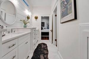 孟菲斯The Victorian - elegant 3BR home near Overton的白色的浴室设有水槽和镜子