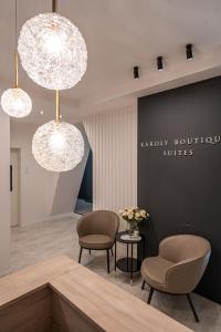 布达佩斯Karoly Boutique Suites, Best Location by BQA的一间等候室,配有两把椅子和两盏灯