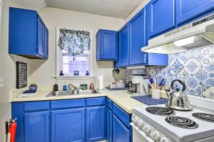 奥古斯塔Bright Augusta Vacation Rental, 2 Mi to Riverwalk!的厨房配有蓝色橱柜和炉灶烤箱。