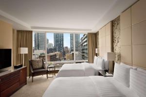 多伦多多伦多香格里拉大酒店的酒店客房设有两张床和大窗户。