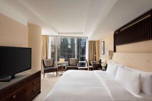 多伦多多伦多香格里拉大酒店的配有一张床和一台平面电视的酒店客房