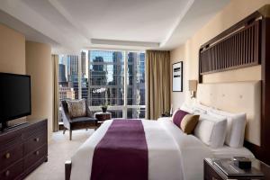 多伦多多伦多香格里拉大酒店的一间酒店客房,设有一张大床和一个大窗户