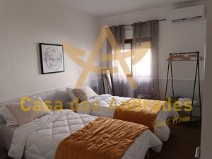 贝尔蒙特Casa dos Andrades的卧室配有两张床,墙上有一星星星。