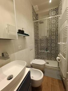 塞斯托-菲奥伦蒂诺Suite 59的一间带水槽、卫生间和淋浴的浴室