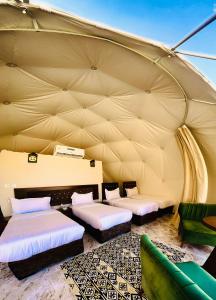 瓦迪拉姆Darien Luxury Camp的帐篷内带三张床的房间