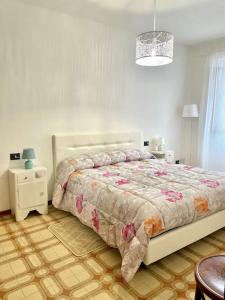 San Benedetto Val di SambroCasa Vacanze Ca' di Lucchini的卧室配有1张床、1张桌子和1把椅子