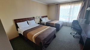 特木科迪亚哥德阿尔马格罗特木科酒店的酒店客房配有两张床和一张书桌