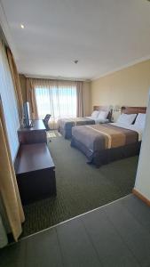 特木科迪亚哥德阿尔马格罗特木科酒店的酒店客房设有两张床和电视。