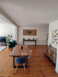 尼斯Le loft的客厅配有木桌和椅子