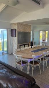 莫塞尔湾Seaside Tresure.的大型用餐室配有大桌子和椅子