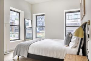 布鲁克林Downtown BK 2BR w Terrace WD nr Barclays NYC-658的一间卧室设有一张床和三个窗户。