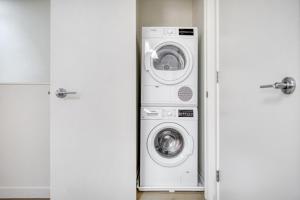 布鲁克林Downtown BK 2BR w Terrace WD nr Barclays NYC-658的客房内提供洗衣机、洗衣机和烘干机。