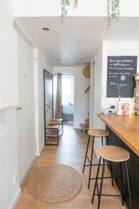 艾格-莫尔特Maison chaleureuse à 5 mins des remparts的一间厨房,内设一个柜台和凳子