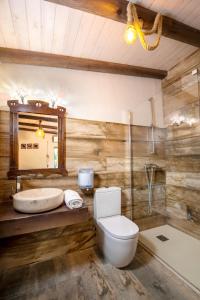 TolosaHostal Avenjúcar的浴室配有卫生间、盥洗盆和浴缸。