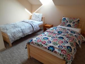 BystreKrystyna的一间卧室配有两张床和鲜花床罩