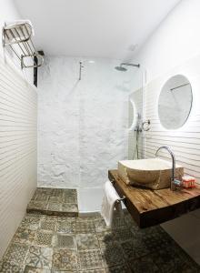 TolosaHostal Avenjúcar的一间带水槽和淋浴的浴室