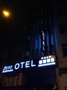 萨姆松Bahem Rezidans的建筑上的标志,上面有酒店标志