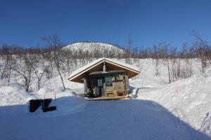 基尔匹斯扎我维Naali Mökki的雪地里的一个小小屋