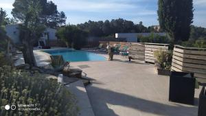 弗雷瑞斯Mimosas - villa的后院设有游泳池和围栏