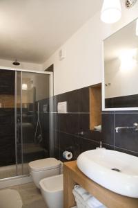 圣马里纳萨利纳B&B La Palma的一间带水槽、卫生间和淋浴的浴室