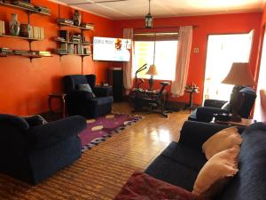 特雷热比奇Nat’s place的客厅配有两张沙发和一台电视