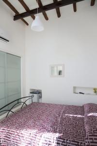 圣马里纳萨利纳B&B La Palma的一间卧室配有一张带紫色床罩的床