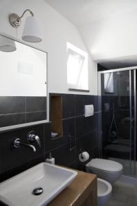 圣马里纳萨利纳B&B La Palma的浴室配有白色水槽和卫生间。