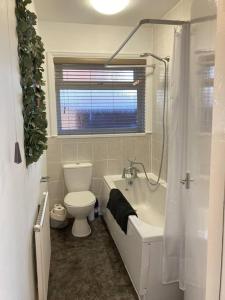 布里德灵顿Park View Apartment的浴室配有卫生间、浴缸和水槽。