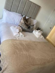 布里德灵顿Park View Apartment的一张带毛巾和枕头的床